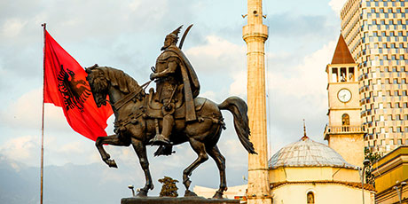 Bilde av: Skanderbeg-statuen i Tirana